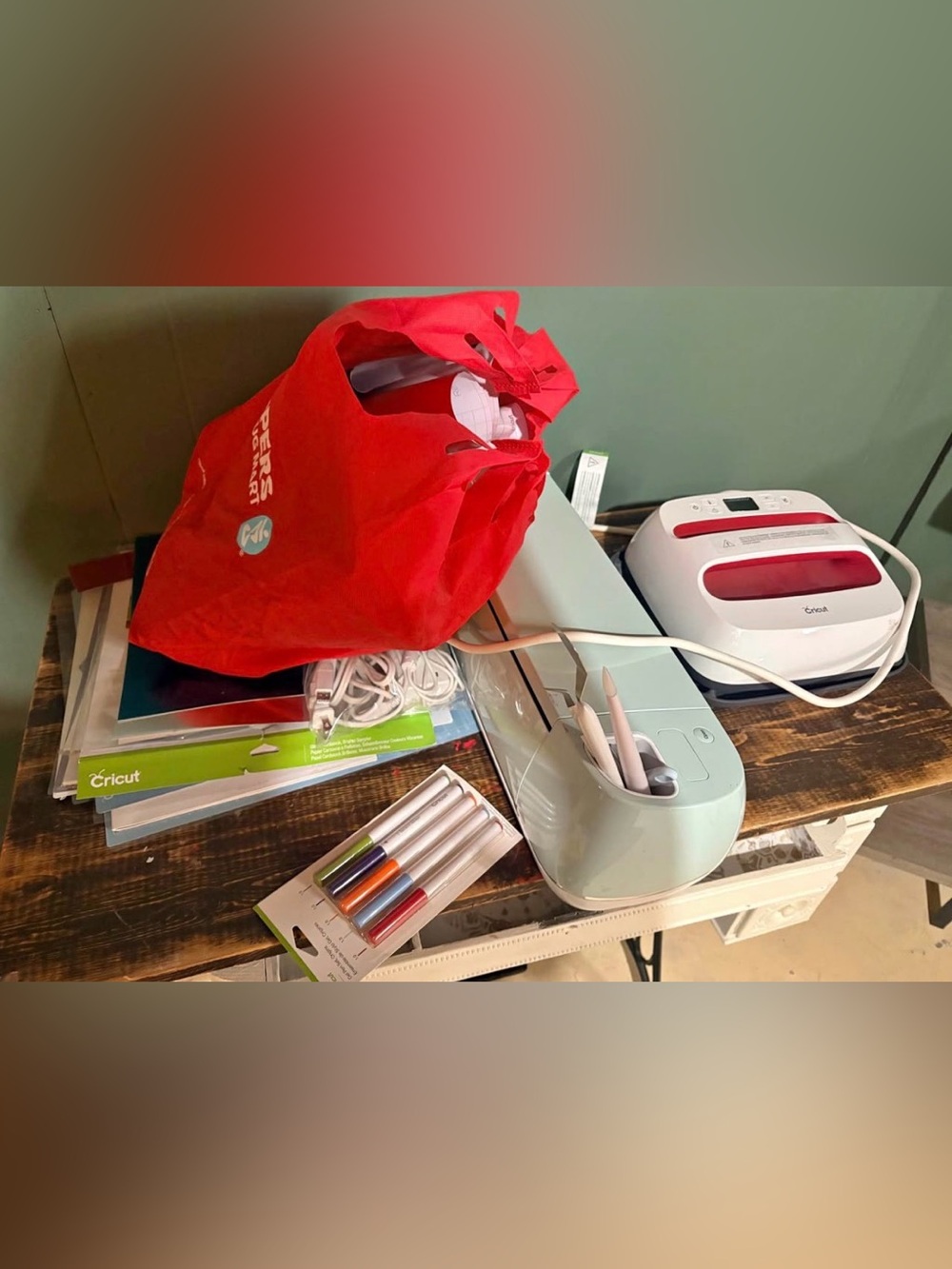 Cricut crafting bundle with red 9 inch heat press